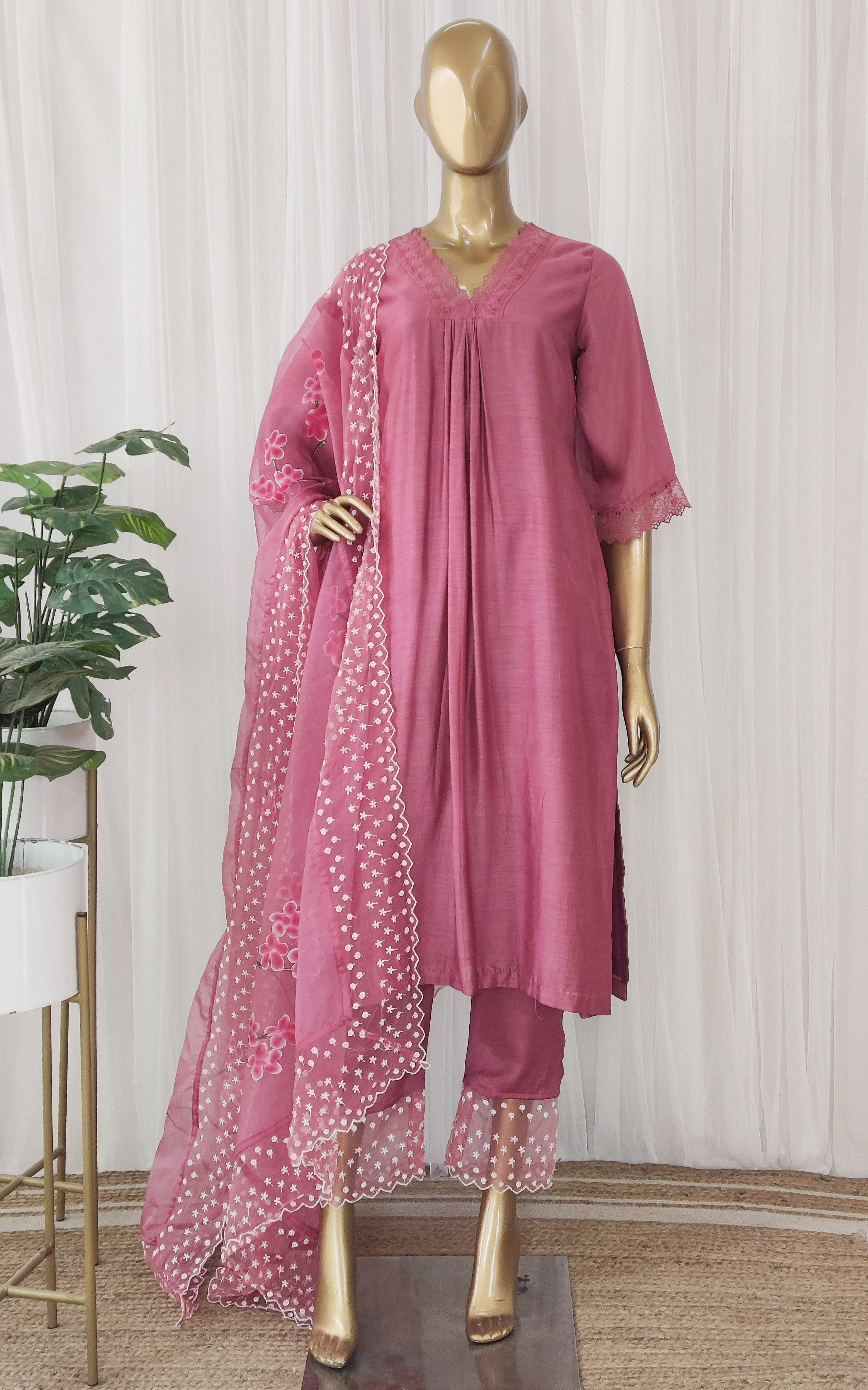 Onion Pink Kurta Pant Set with Handpainted Organza Dupatta