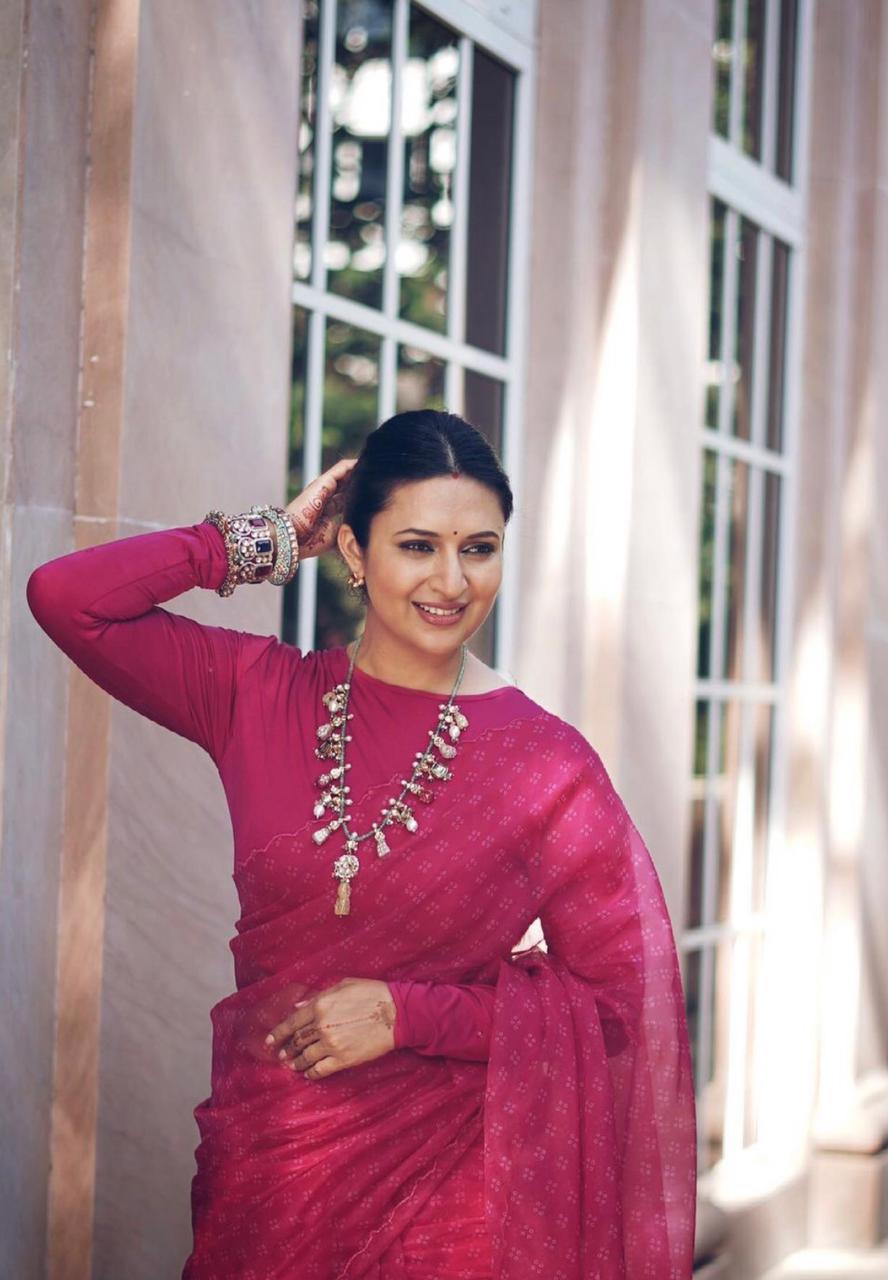 Beautiful Gorgeous 😍😘❤⚘ DivyankaTripathi 😍😘👸❤⚘ | Embroidery dress  girl, Bridal silk saree, Saree designs