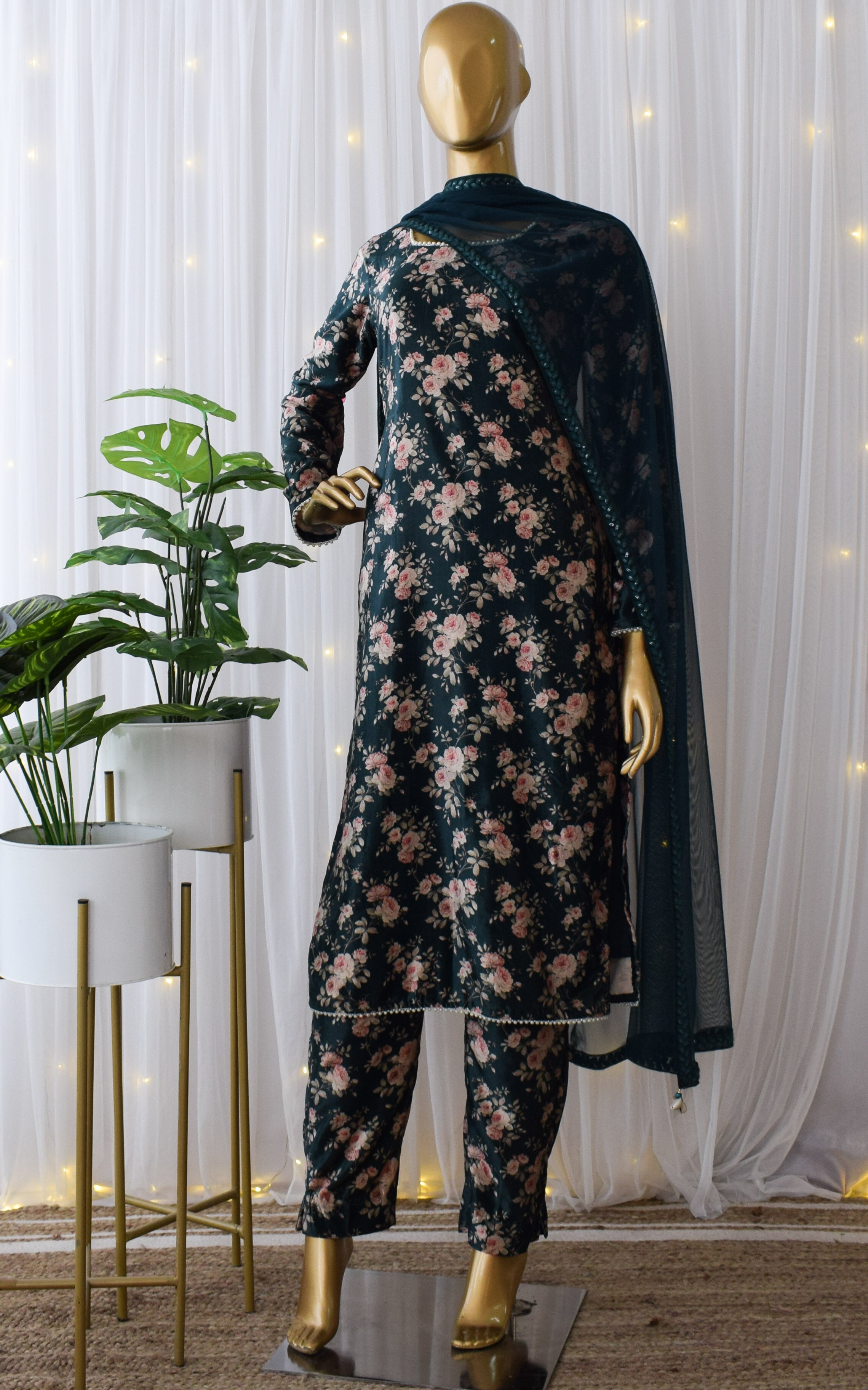 Buy Green Embroidered Velvet Straight Kurta With Trousers & Dupatta Online  at Rs.3399 | Libas